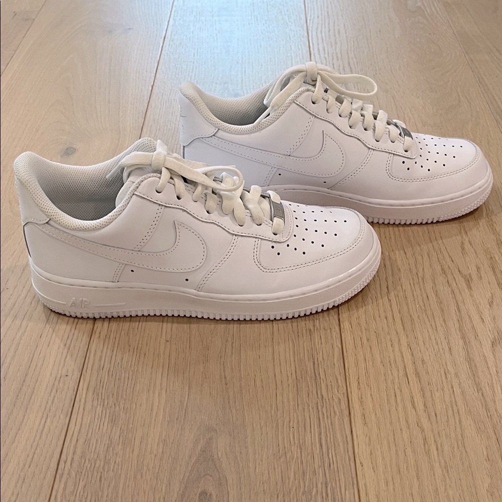 Nike Women’s Air Force 1 White Sneakers Size 9 Almost New - Picture 4 of 8